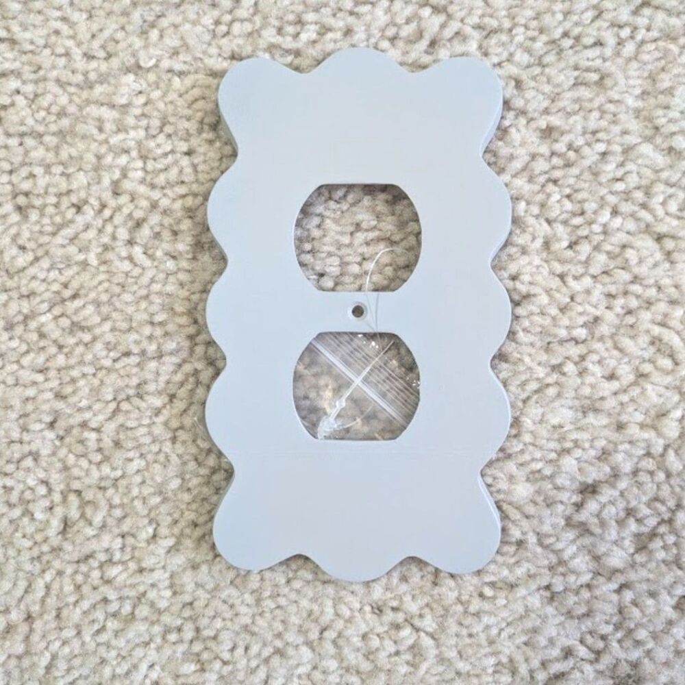 NIB Anthropologie Light Gray Wiggle Scalloped Single Outlet Switch Plate